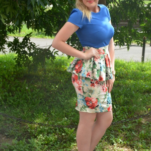 Rochie eleganta, tip costumas, albastra sus si inflorata jos - Img 3