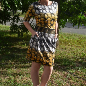 Rochie galbena-gri, model cambrat cu imprimeu geometric - Img 3