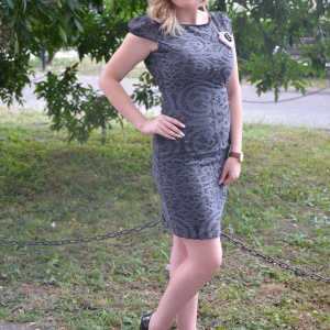 Rochie gri cu aspect dantelat si decorat cu brosa plamanie - Img 3