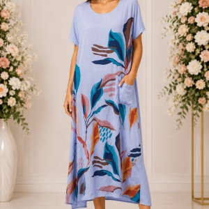 Rochie lungă albastru deschis cu imprimeu floral abstract și buzunar lateral