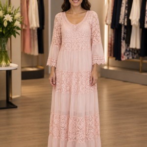 Rochie Lungă Elegantă din Dantelă Roz cu Mâneci 3/4 și Decolteu în V