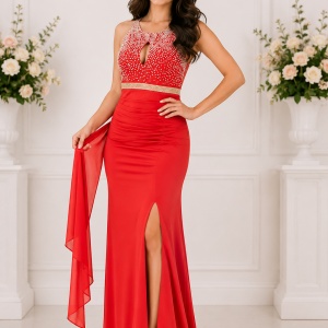 Rochie lunga, rosie, mulata pe corp, decorata cu strasuri si margele