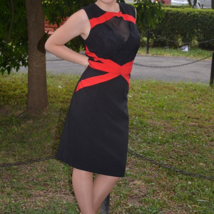 Rochie moderna, de culoare neagra, combinata cu fasii rosii - Img 3