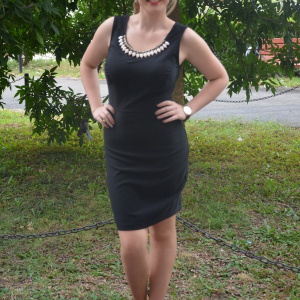 Rochie neagra cu decor de colier din pietre colorate la decolteu - Img 3