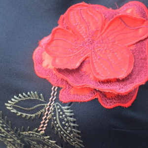 Rochie neagra cu design de motiv floral rosu iesit usor in relief - Img 7