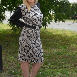 Rochie neagra cu flori albe, din material usor elastic, masuri mari - Img 4