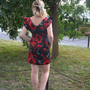 Rochie neagra cu trandafiri rosi si maneca cu falduri - Img 4