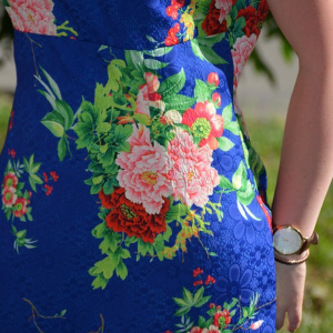 Rochie rafinata de culoare albastra cu flori rosii, model scurt - Img 5