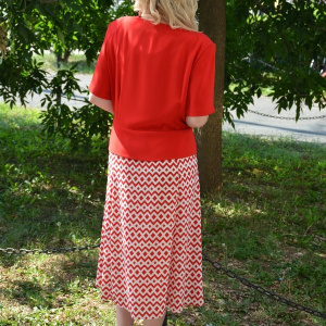 Rochie rosie cu imprimeu geometric alb, tip costum cu sacou - Img 4
