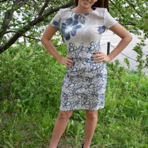 Rochie scurta de birou cu design floral si croi usor cambrat - Img 4