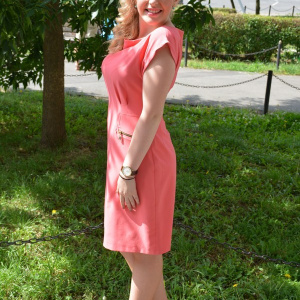 Rochie tineresaca de culoare corai, model scurt, cambrat in talie - Img 2