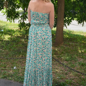 Rochie vaporoasa fara bretele, design de flori mici pe fond turcoaz - Img 6