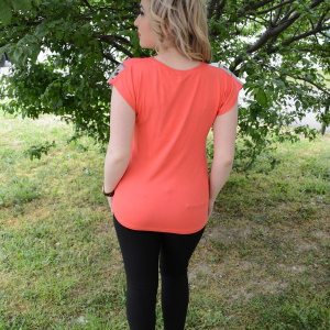 Tricou corai cu strasuri aplicate pe imprimeu si o croiala simpla - Img 4