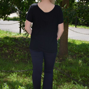 Tricou deosebit cu imprimeu colorat pe fond negru aplicat in fata - Img 6