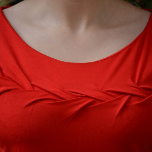 Tricou deosebit, nuanta de rosu, design impletit sus, material fin - Img 4