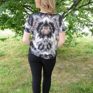 Tricou negru cu imprimeu modern, chic, si strasuri mici aurii - Img 5