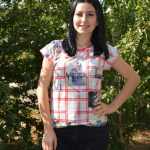 Tricou tineresc cu imprimeu in carouri rosu-alb, decoloteu rotund - Img 4