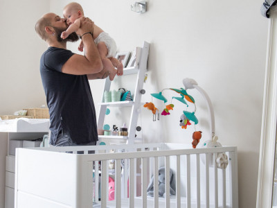 Patut Bebe din Lemn Masiv de Pin, 120cm x 60 cm, Inaltime Saltea Reglabila Pe 3 Niveluri, Colturi Rotunjite, Woodies Safe Dreams, Smooth Cot, Alb - Img 3