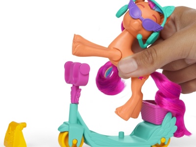MY LITTLE PONY SUNNY STARSCOUT PE SCOOTER SET FIGURINA SI 4 ACCESORII - Img 4