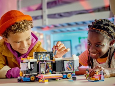 LEGO FRIENDS AUTOCAR DE TURNEU PENTRU STARURI POP 42619 - Img 3