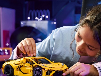 LEGO TECHNIC CHEVROLET CORVETTE STINGRAY 42205 - Img 3