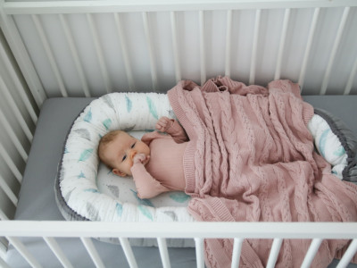 Babynest pentru copii, 80 x 50 cm, ajustabil, portabil, reductor patut, Tiny Star Grey & Plumes - Img 2