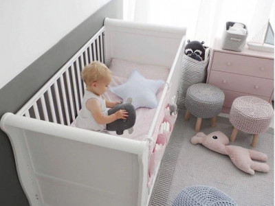 Patut Bebe Din Lemn de Pin Masiv, 120 x 60 cm, Design Impunator, Confortabil, Rezistent, 2 niveluri reglare inaltime saltea, 3 lamele detasabile, Woodies Safe Dreams, Noble Cot, Alb - Img 3