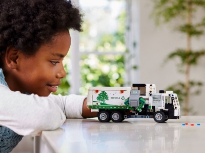 LEGO TECHNIC AUTOGUNOIERA MACK LR ELECTRIC 42167 - Img 3