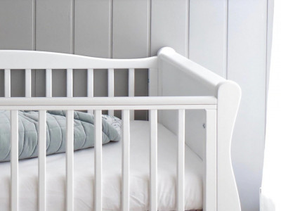 Patut Bebe Din Lemn de Pin Masiv, 120 x 60 cm, Design Impunator, Confortabil, Rezistent, 2 niveluri reglare inaltime saltea, 3 lamele detasabile, Woodies Safe Dreams, Noble Cot, Alb - Img 4