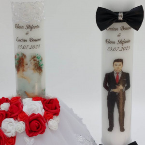 Set 2 Lumanari Cununie Scurte Cu Rochie Si Aranjament Floral Rosu - Img 2