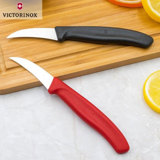 Cutit Victorinox pentru decojit, lama 6cm - 6.7501 prezentare pe taiator
