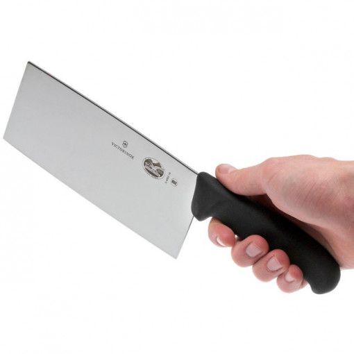 Satar Victorinox tip Chinezesc, lama 18cm - 5.4063.18 lama proportii in mana