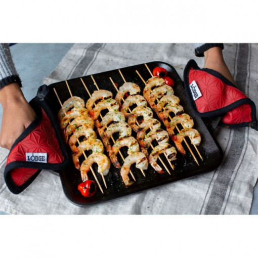 Tava grill patrata cu doua manere Chef Collection Lodge 28 cm - C11SGP servire
