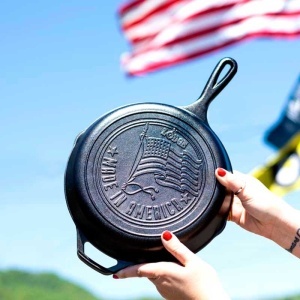 Tigaie adanca rotunda din fonta cu maner si logo American Flag Lodge 26 cm L - Img 7
