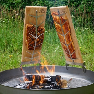 Placa premium pentru somon afumat din lemn de cedru, 18x55x2,5 cm, cu suport din otel inoxidabil Grillart - GA-1024-1 - Img 5