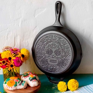 Tigaie adanca rotunda din fonta cu maner si logo Sugar Skull Lodge 26 cm - L-8SKULL - Img 3