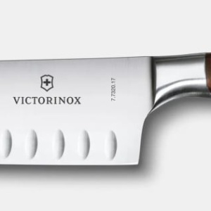 Cutit Chef Victorinox Grand Maitre Santoku Knife, lama 17cm, Wood 7.7320.17G