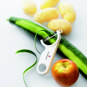 Curatator Victorinox oblic, plastic - 7.6073.7 cu legume