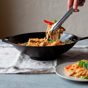 Tigaie Wok din fonta cu manere Chef Collection Lodge 30 cm - L-C12SF servire