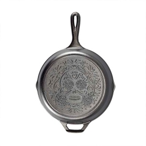 Tigaie adanca rotunda din fonta cu maner si logo Sugar Skull Lodge 26 cm - L-8SKULL