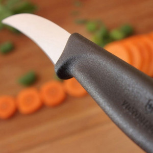 Cutit Victorinox pentru decojit, lama 6cm - 6.7503 garda deget