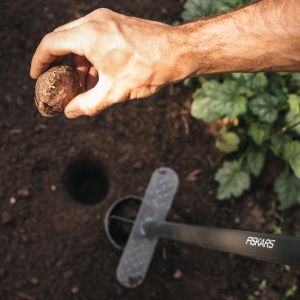 FISKARS Ergo Standing Bulb Planter - 1057078 - Img 5