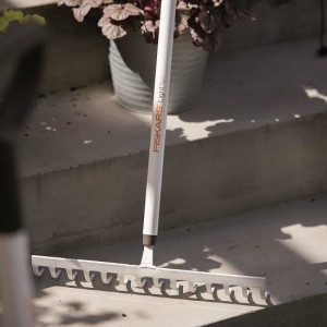 Grebla pentru sol, Fiskars Light, 1570 mm, 680 g - Img 2