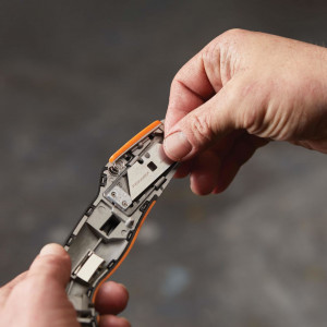 FISKARS Cutit utilitar cu lama retractabila trapezoidala Fiskars CarbonMax, 177 mm, 171 g - 1027223 - Img 8