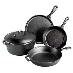 Set 5 vase din fonta contine ceaun cu capac de 4,7 litri, tigaie clatite, tigaie de 20,3 cm, tigaie 26 cm Lodge - L-5HS3
