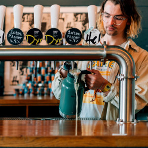 Termos Stanley pentru bere The Easy-Pour Growler Hammertone Green 1.9L - 10-01941-067 6