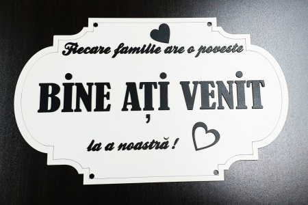 Plăcuță decorativă din lemn alb – „Fiecare familie are o poveste” – litere decupate, personalizabilă