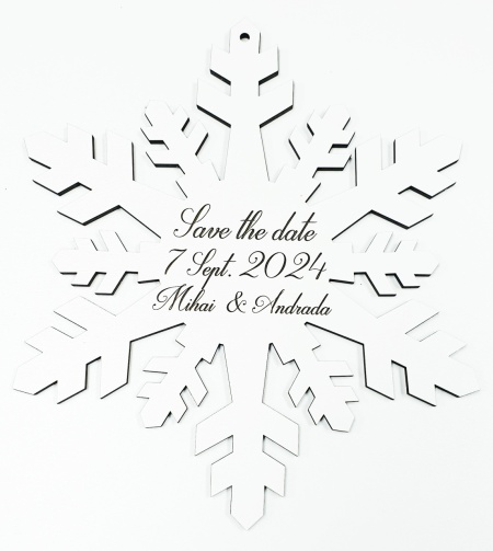 Fulg din lemn alb personalizat – Save the Date + calendar – gravură față-verso, 30 cm