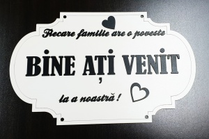 Plăcuță decorativă din lemn alb – „Fiecare familie are o poveste” – litere decupate, personalizabilă