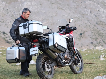 Set complet de cutii aluminiu SHAD TERRA, 48L cutie centrala si 36L / 47L cutii laterale, incluzand set de montaj si placa SHAD KTM Super Adventure 1290 (R, S) - Img 19